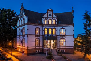 „Stadtperle Rostock“ in Abenddämmerung