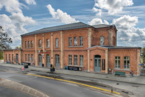 Bahnhof Vorderansicht aus ca. 5 Meter Höhe